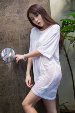 欧美模特丁字裤走秀_未删减完整版